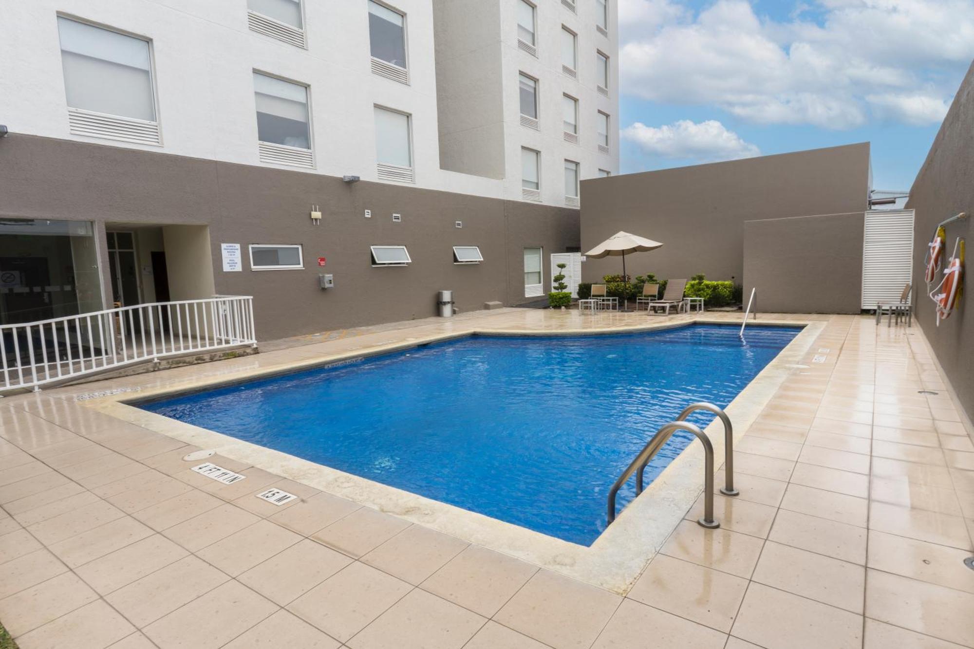 Holiday Inn Express Guadalajara Aeropuerto By Ihg Las Pintas Exteriér fotografie
