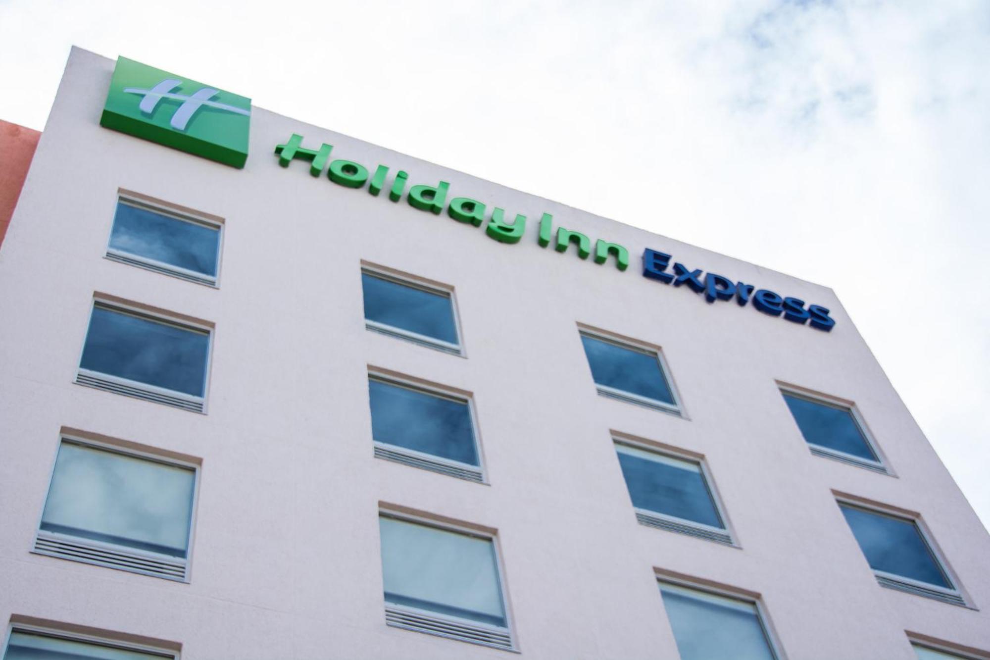 Holiday Inn Express Guadalajara Aeropuerto By Ihg Las Pintas Exteriér fotografie