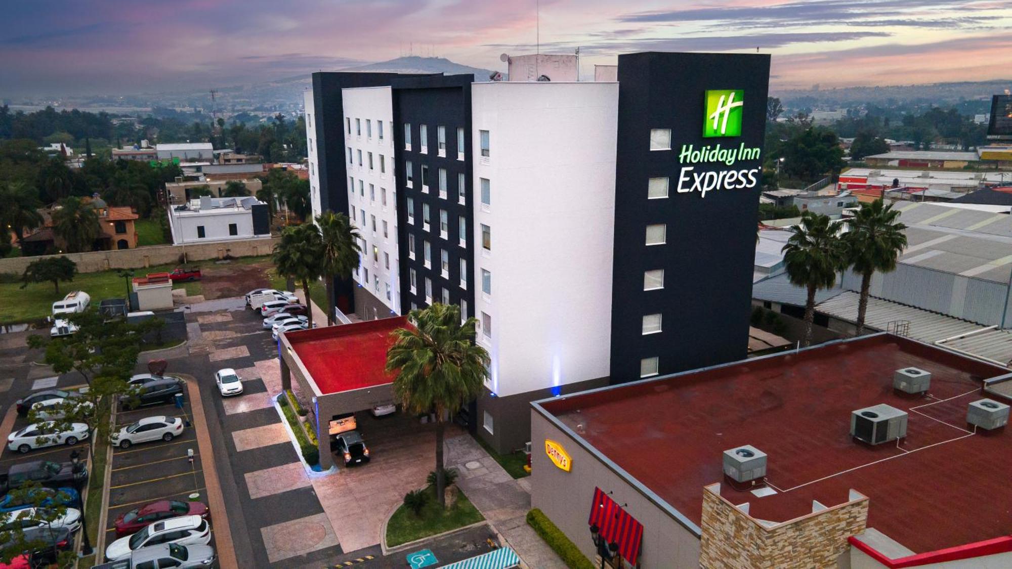 Holiday Inn Express Guadalajara Aeropuerto By Ihg Las Pintas Exteriér fotografie
