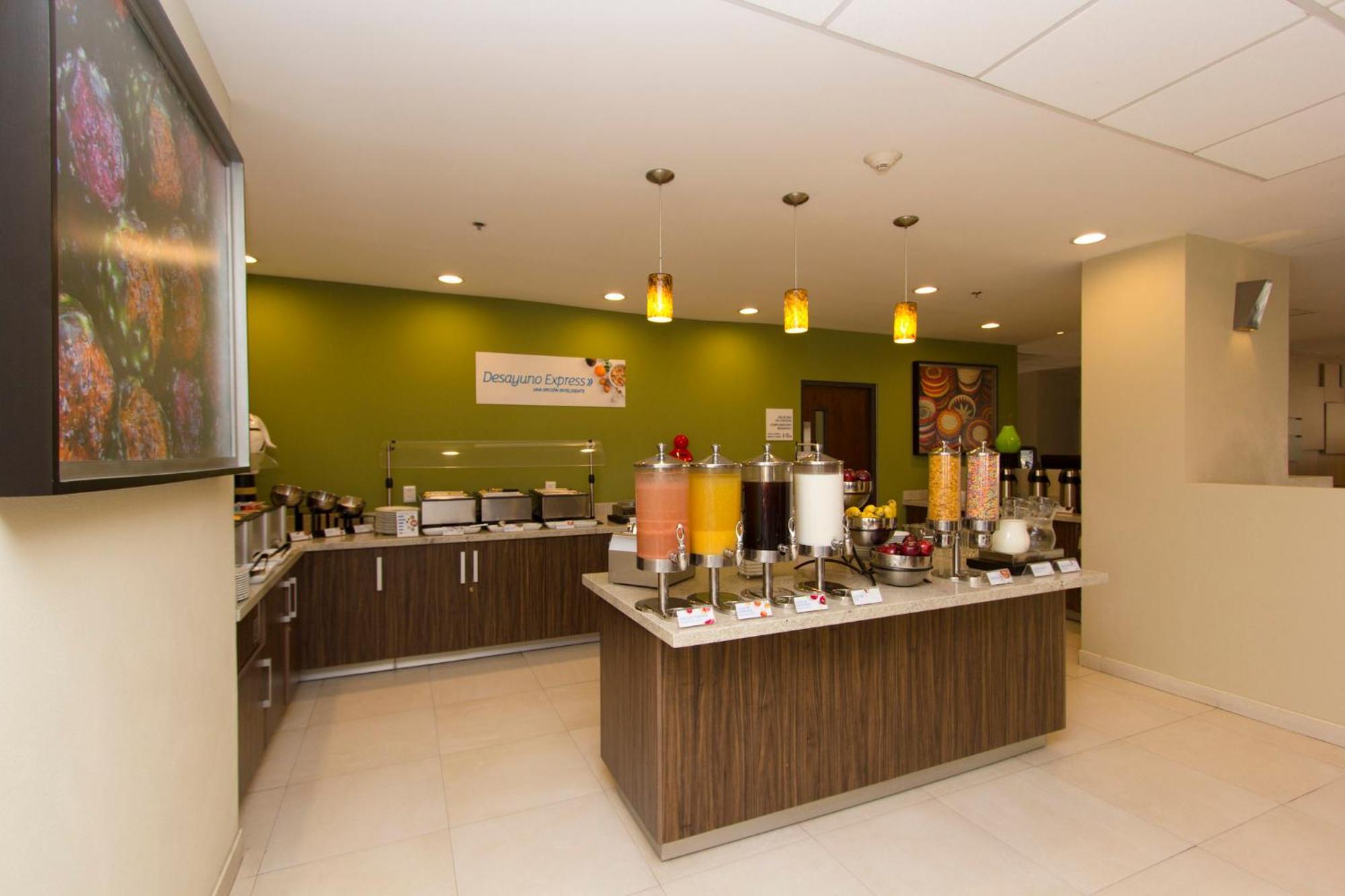 Holiday Inn Express Guadalajara Aeropuerto By Ihg Las Pintas Exteriér fotografie