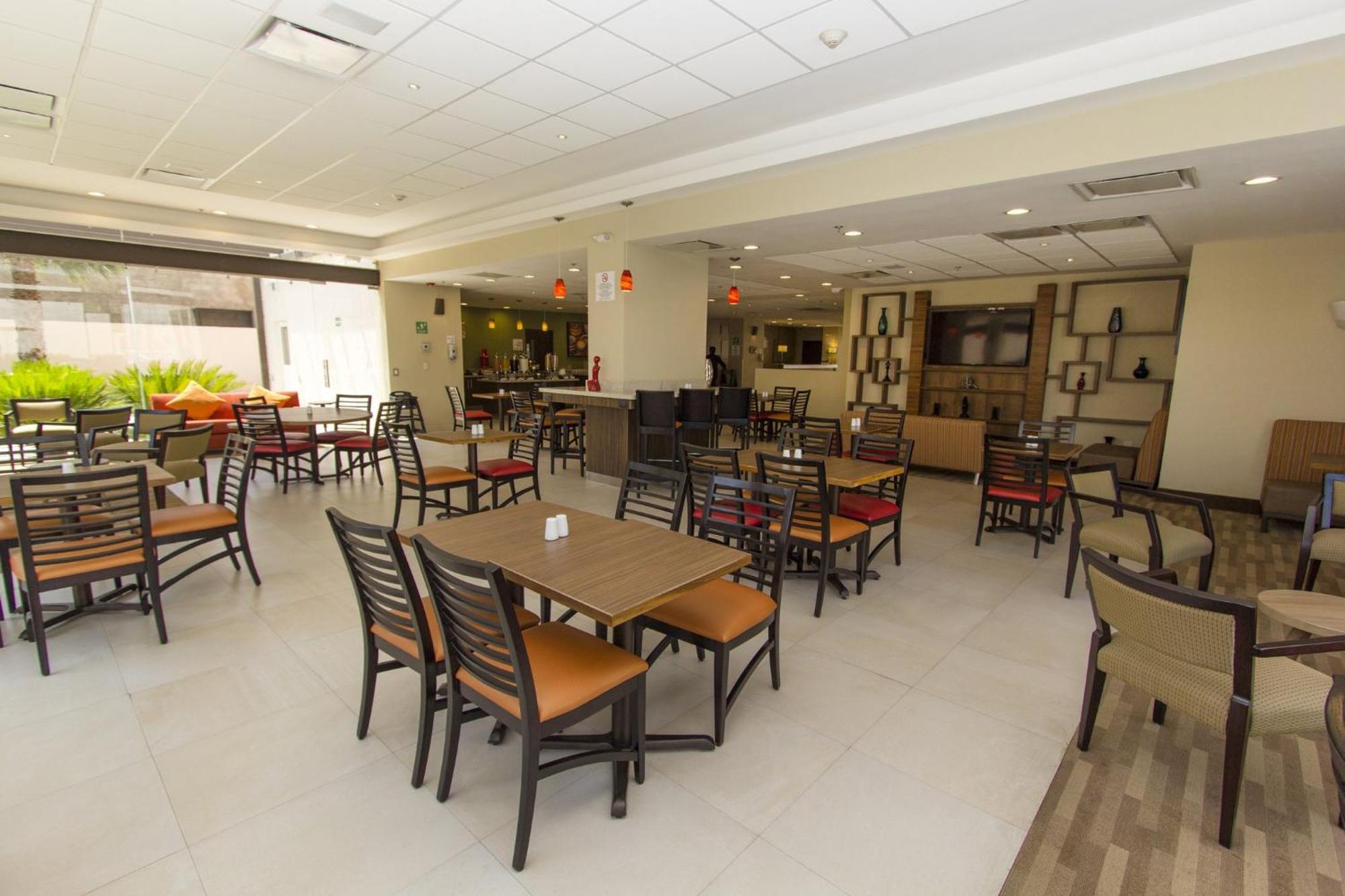 Holiday Inn Express Guadalajara Aeropuerto By Ihg Las Pintas Exteriér fotografie