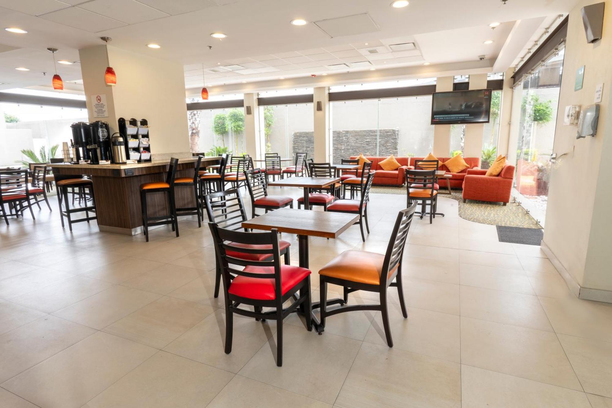 Holiday Inn Express Guadalajara Aeropuerto By Ihg Las Pintas Exteriér fotografie