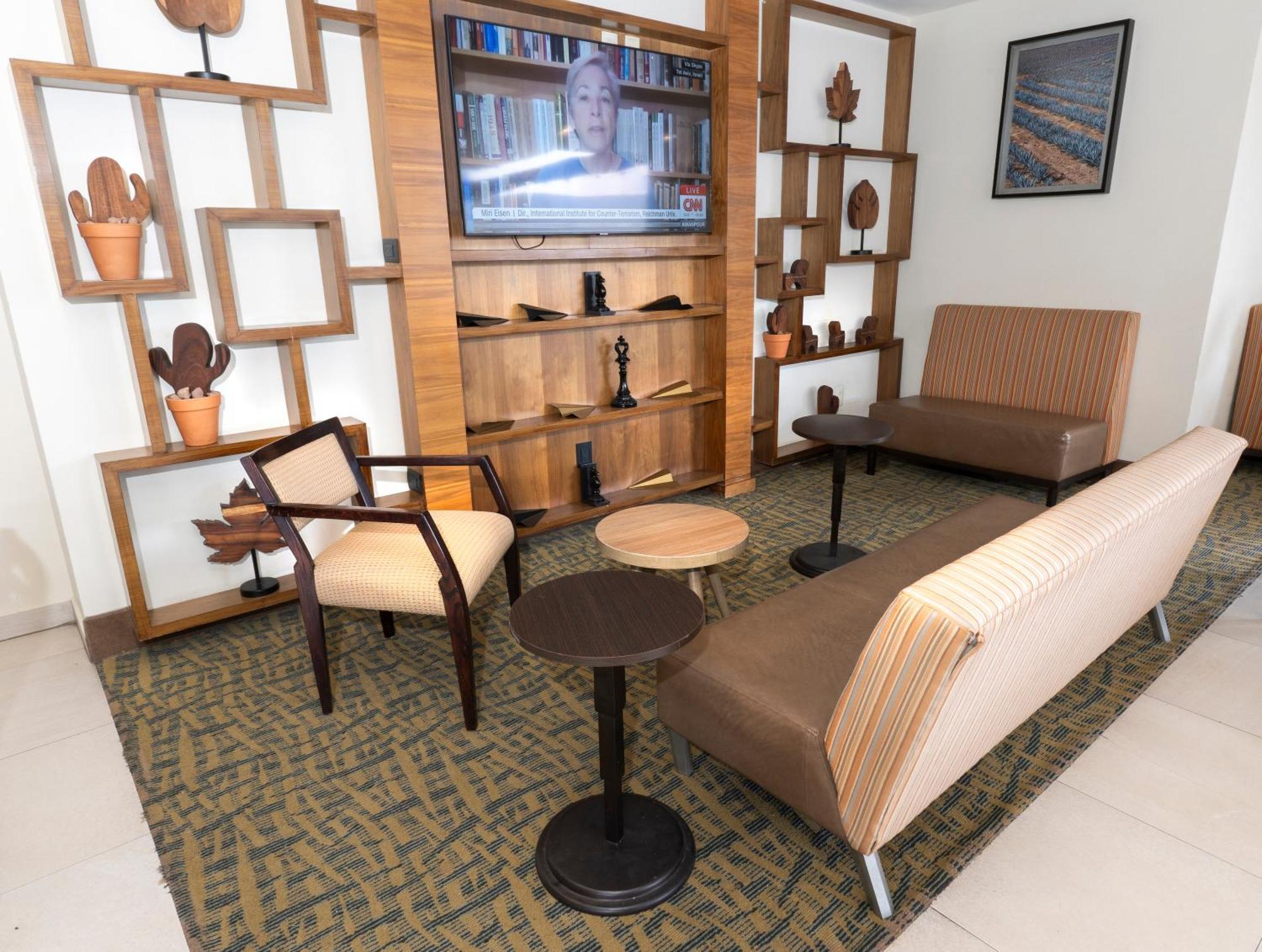 Holiday Inn Express Guadalajara Aeropuerto By Ihg Las Pintas Exteriér fotografie