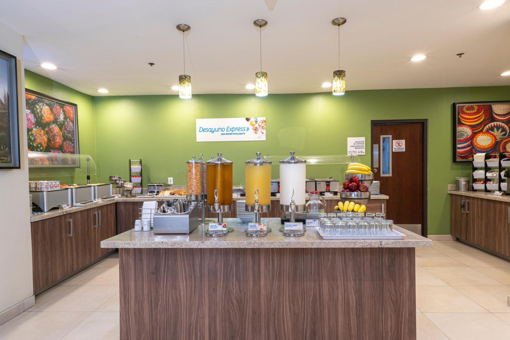 Holiday Inn Express Guadalajara Aeropuerto By Ihg Las Pintas Exteriér fotografie